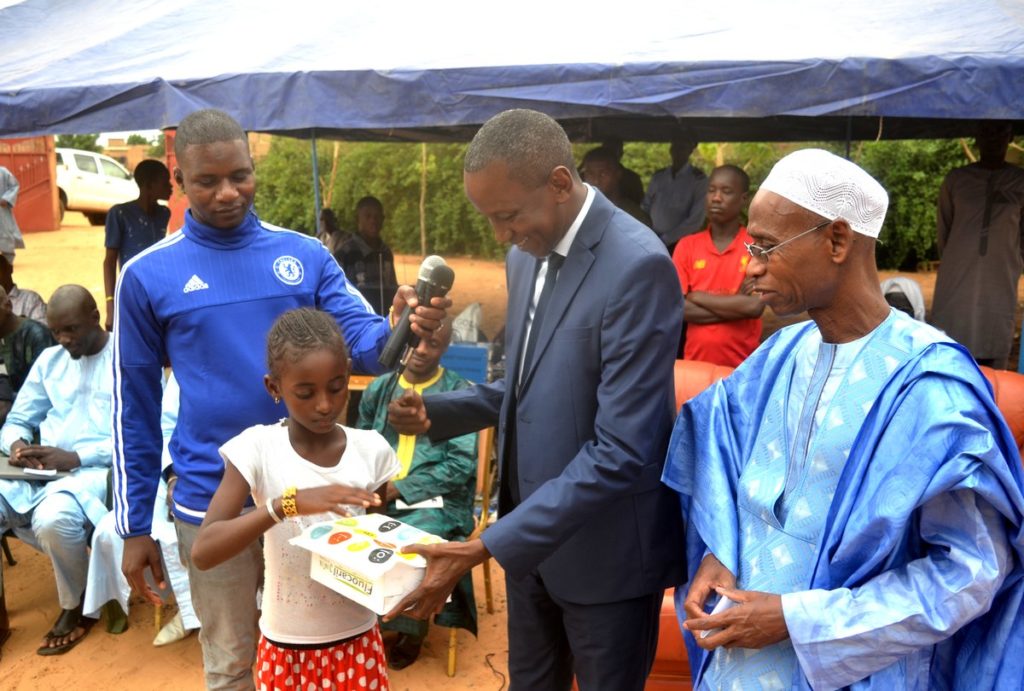 Remise de don de l’Association des Ressortissants de Goudoudé Diobé en France à l’école et au poste de santé du village